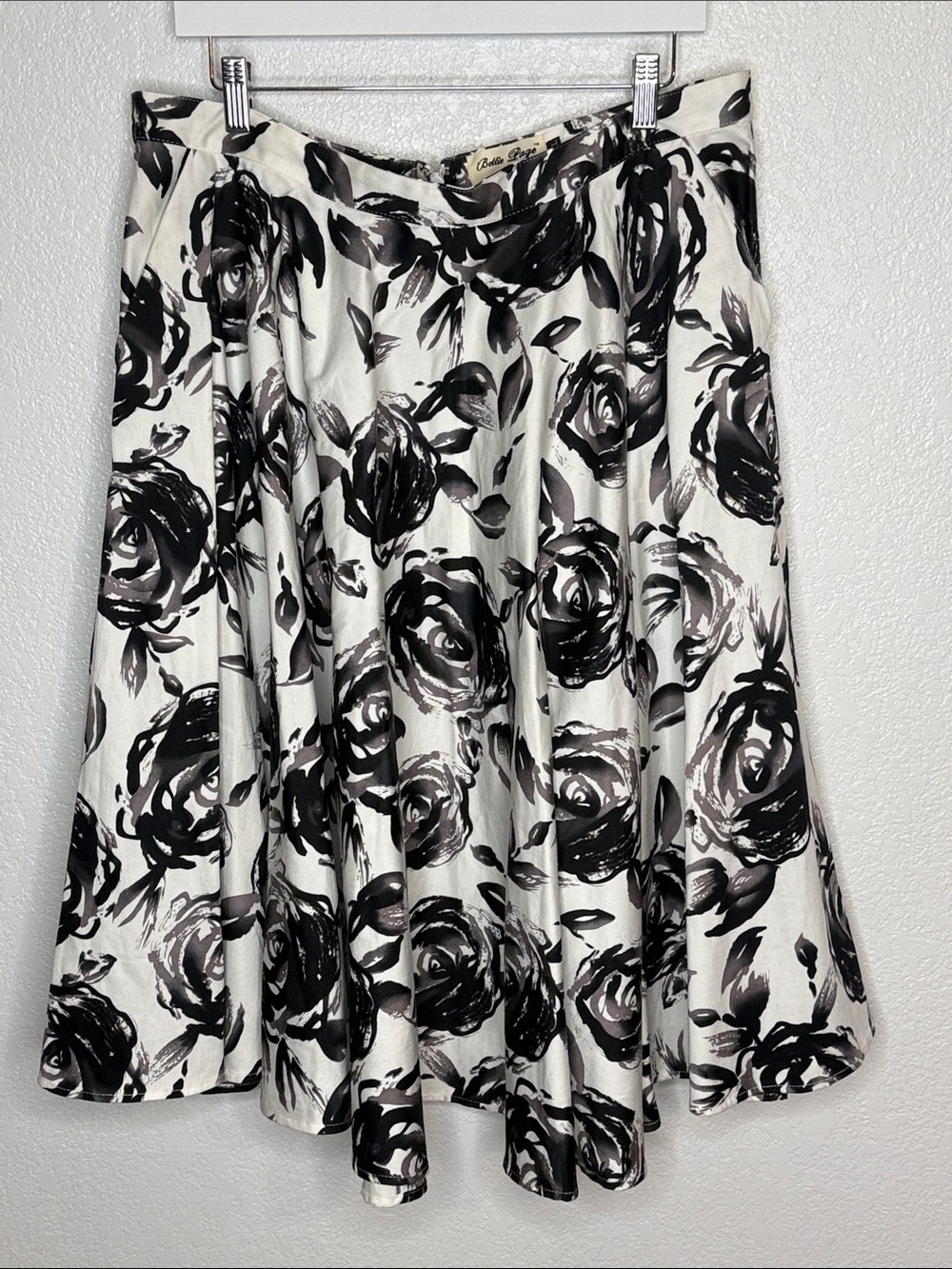Betty Page by Tatyana Black & White Rockabilly Rose Skirt Size 2X (Runs Small)